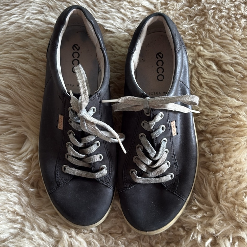 Ecco Women's Grey Leather Sneakers 8 - Picture 2 of 6